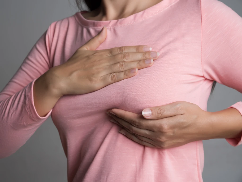 Wanita mengalami benjolan payudara yang berkaitan dengan tumor phyllodes